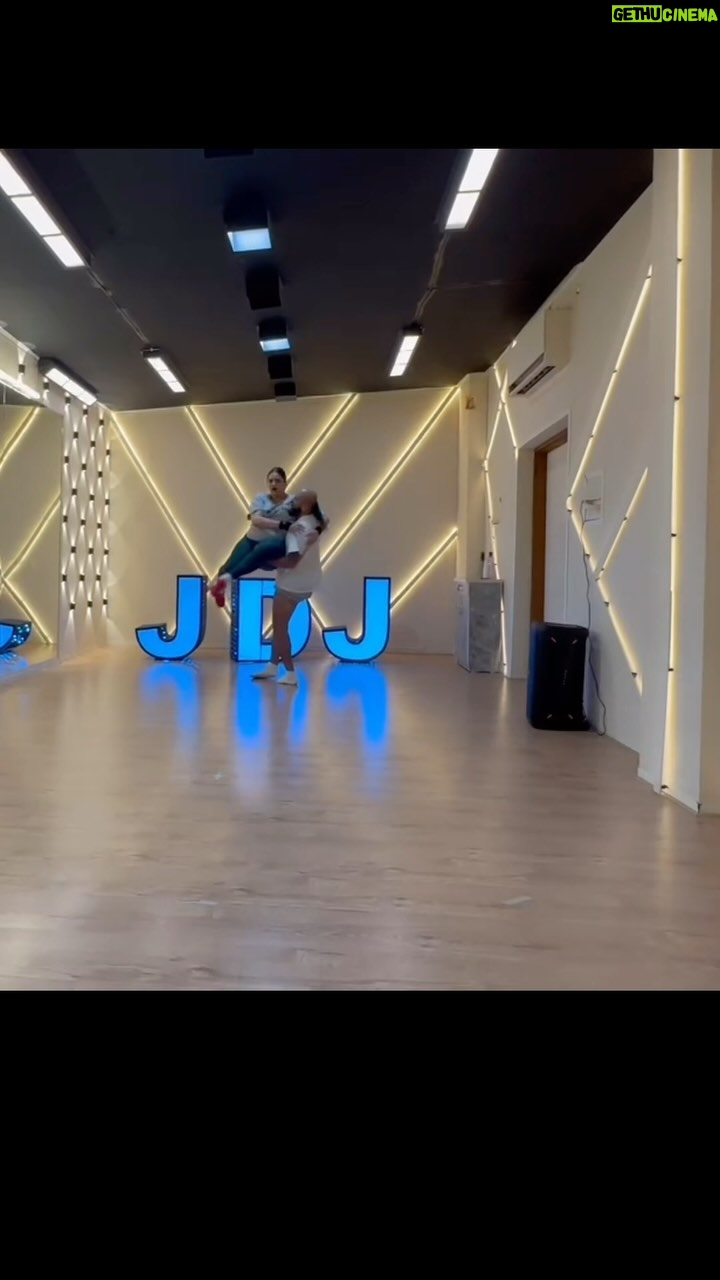 Anjali Anand Instagram - … a lot went down these past couple of weeks. Two weekends of Jhalak have happened and so much has changed. I feel so much better, fitter, lighter and happier because I’m dancing again 🥰 So, here’s a little BTS for you guys to see what goes on when @dannydjf and I are rehearsing. A whole lot of fun, pain and emotions are involved in bringing you the best act we can present. Can’t wait to show you guys what all we have in store for the coming weeks 🪩♥️✨ PS. Hoon main Rani 👑