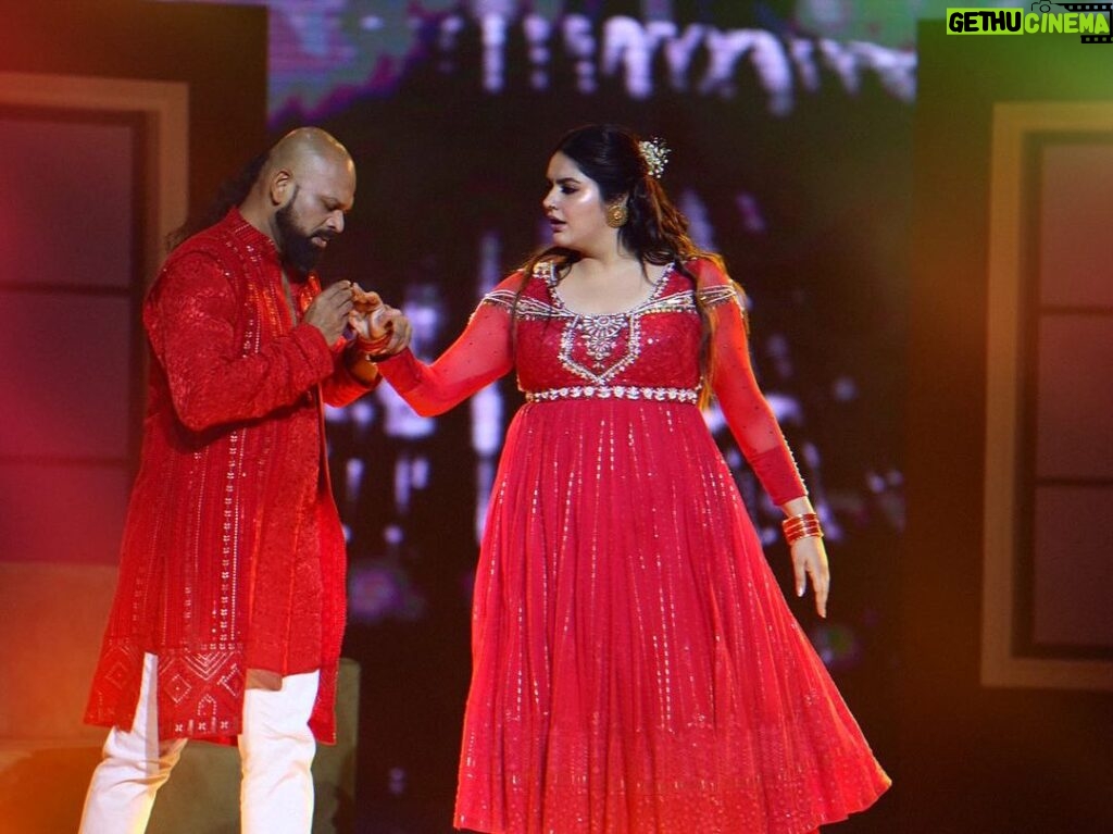 Anjali Anand Instagram - … performing my heart out for you guys tonight yet again. Please watch us perform and vote for me if you guys like our performance and want me to continue on the show. I absolutely love love love being on stage and performing, I believe I’m made for this. You can support this dream of mine to go till the end by voting for me. To vote, please go on the SonyLIV app and click on the jhalak Dikhlaa jaa VOTE NOW banner. Click on my picture to vote. Each number can vote 50 times. Voting lines are open from 9:30pm to 12am tonight only. Please दिल खोल के vote कीजिए ♥️✨ . . . . Hair @pinkyroy9467 @pinkyroy35 Makeup @beauty_integrated_official Asst @nilesh_jadhav_01 Costume @harshalds @shilpa.suraj.chhabra @komalsoni_ Our team ♥️ @dannydjf @kunjanjani @maheshpoojary80 @sunita_datta9 @pawan_tatkare