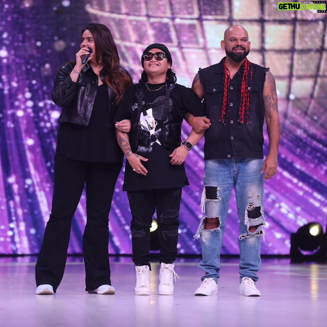 Anjali Anand Instagram - … our teen ka tadka is going to create a full on dhamaka tonight!! Don’t forget to watch our performance tonight and VOTE FOR US♥️✨ @dannydjf @ruelhiphop @kunjanjani @maheshpoojary80 @sunita_datta9 @blue_theflava @rahulkatariaa To vote, please download or update the SonyLIV app and vote for us between 9:30pm and 12am. Every vote counts and helps us remain in the competition ♥️✨
