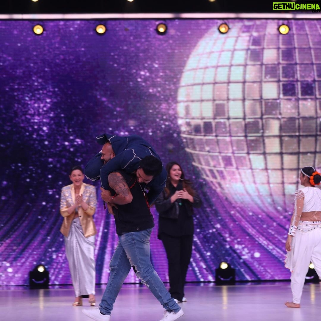 Anjali Anand Instagram - … our teen ka tadka is going to create a full on dhamaka tonight!! Don’t forget to watch our performance tonight and VOTE FOR US♥️✨ @dannydjf @ruelhiphop @kunjanjani @maheshpoojary80 @sunita_datta9 @blue_theflava @rahulkatariaa To vote, please download or update the SonyLIV app and vote for us between 9:30pm and 12am. Every vote counts and helps us remain in the competition ♥️✨