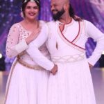 Anjali Anand Instagram – … being in the bottom two because of less votes was not a great feeling. Watch us fight it out and see if we make it through tonight on Jhalak Dikhlaa Jaa!!! Please vote for your favourite contestants as that’s the only thing that can keep them going in the competition. Voting lines open at 9:30pm till midnight tonight✨

Hair @pinkyroy9467 
Makeup @beauty_integrated_official 
My Asst @nilesh_jadhav_01 
Costume @harshalds @komalsoni_ @shilpa.suraj.chhabra