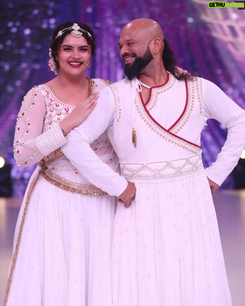Anjali Anand Instagram - … being in the bottom two because of less votes was not a great feeling. Watch us fight it out and see if we make it through tonight on Jhalak Dikhlaa Jaa!!! Please vote for your favourite contestants as that’s the only thing that can keep them going in the competition. Voting lines open at 9:30pm till midnight tonight✨ Hair @pinkyroy9467 Makeup @beauty_integrated_official My Asst @nilesh_jadhav_01 Costume @harshalds @komalsoni_ @shilpa.suraj.chhabra