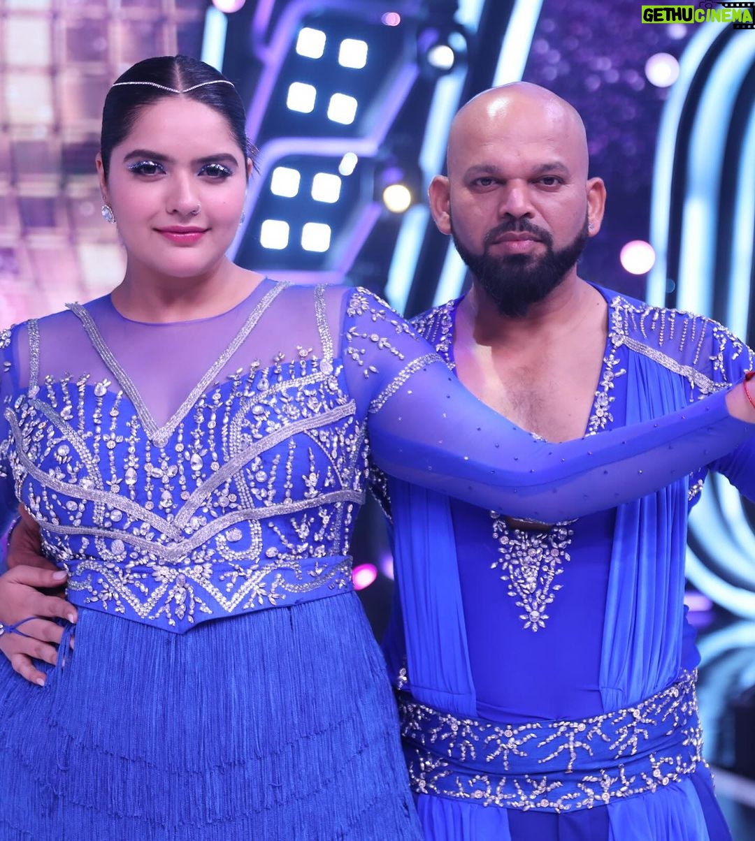 Anjali Anand Instagram - … As the competition begins, we bring you a combination of unexpected dance style with a song from a film very close to my heart. The first time I watched it, I knew I wanted to act and be like those characters not only in real life but also in film ♥️✨ The love I received for my Jhumka performance was so overwhelming and I hope you guys enjoy this one too. This week, voting begins and your votes are the only thing that will keep me in the competition. Voting commences tonight at 9:30pm and closes at 12am. To vote for me please download or update your @sonylivindia app, go to the jhalak page and click on the ‘vote now’ banner. You can vote for me 50 times from one ID. Big big LOVE ♥️✨ #JhalakDikhlaaJaa #Anjanny . . . . . . Team 🪩 Hair @pinkyroy9467 Makeup @beauty_integrated_official Costume @harshalds @shilpa.suraj.chhabra @komalsoni_ �My Asst. @nilesh_jadhav_01