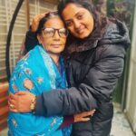 Anjana Singh Instagram – मेरी छोटीसी दुनियाँ में मेरी माँ ही मेरी भगवान हैं❤️
 हैप्पी बर्थडे माँ ❤️❤️
आप हो तो सबकुछ है ,आप नहीं तो कुछ नहीं
 #loveyoumaa❤️