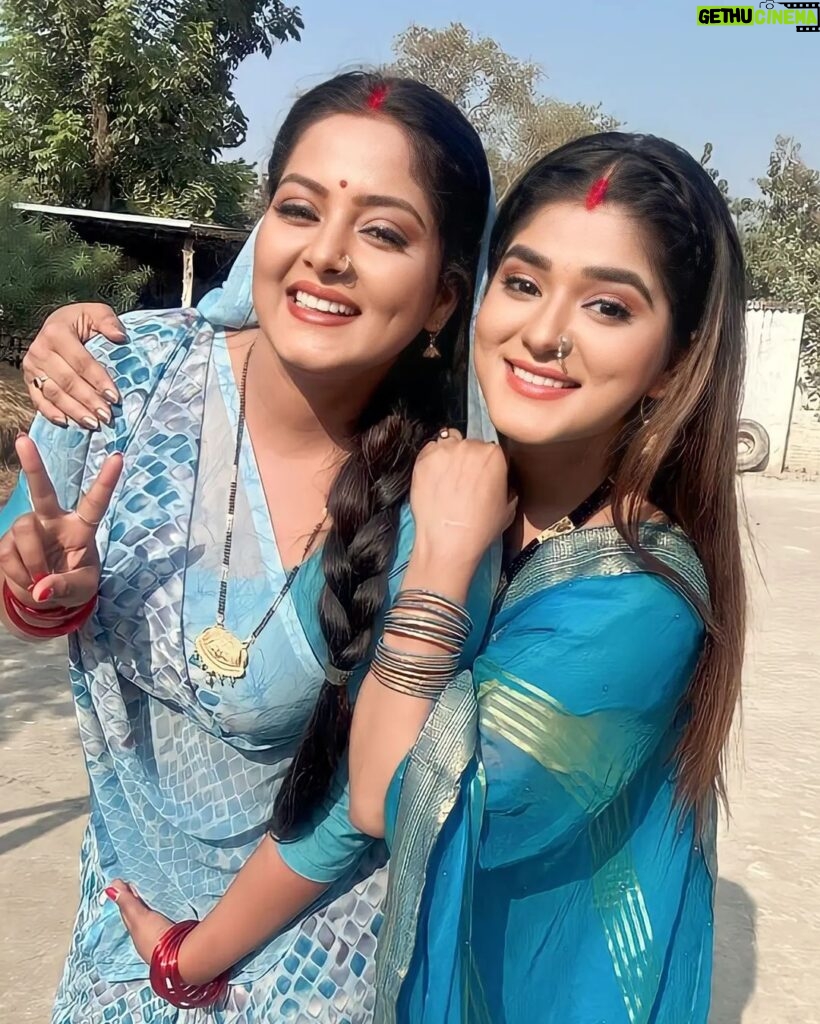 Anjana Singh Instagram - Apart from being a senior, a beautiful and well-mannered person and the hot cake of Bhojpuri industry. One n only 😘 @anjana_singh_ ji ♥🥰 🕊🤟 #shooting #work #shoot #mood #girls #actorslife #happy #vibes #goodvibes #anjanasingh #shrutirao24 #enjoy #work #give #love #support #blessing Kushinagar, India
