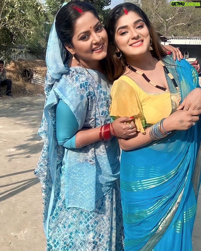 Anjana Singh Instagram - Apart from being a senior, a beautiful and well-mannered person and the hot cake of Bhojpuri industry. One n only 😘 @anjana_singh_ ji ♥️🥰 🕊️🤟 #shooting #work #shoot #mood #girls #actorslife #happy #vibes #goodvibes #anjanasingh #shrutirao24 #enjoy #work #give #love #support #blessing Kushinagar, India