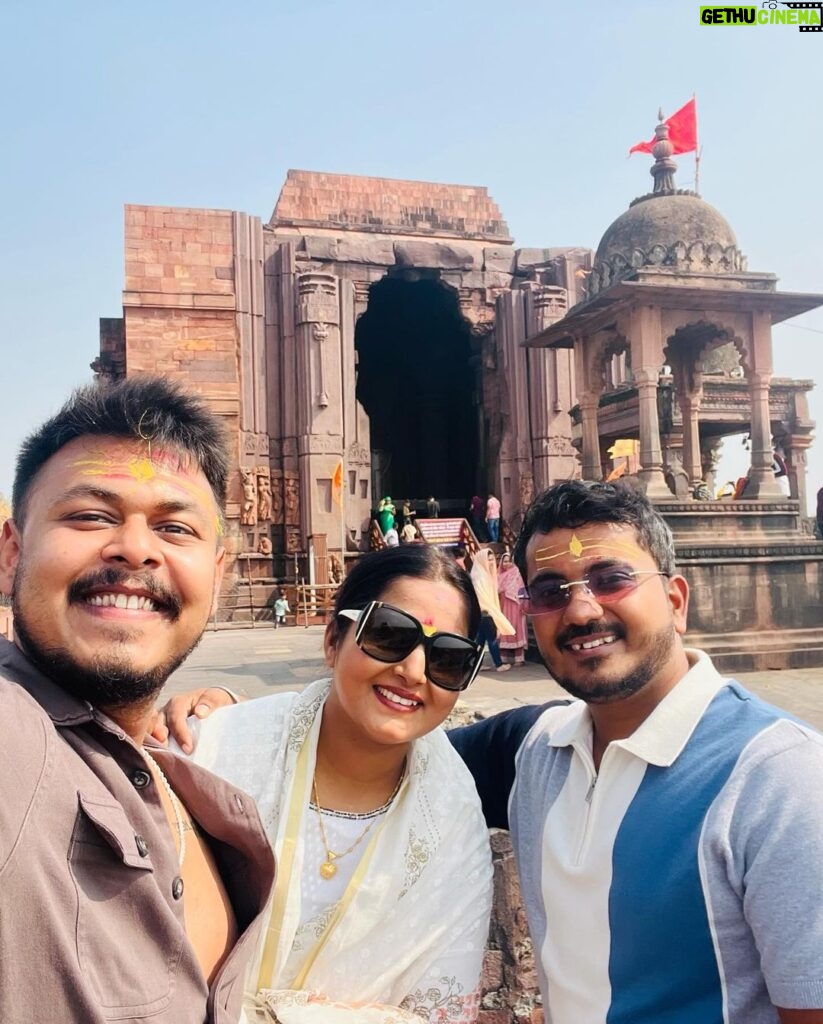 Anjana Singh Instagram - #HARHARMAHADEV🙌🏻🙌🏻 Together we shine brighter than the stars . Creating memories with my squad, one photo at a time. Bhojpur Shiva Temple