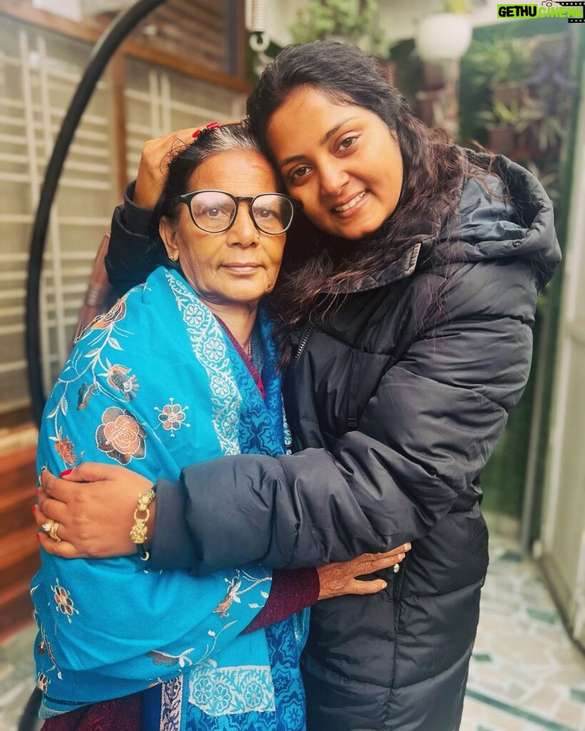 Anjana Singh Instagram - मेरी छोटीसी दुनियाँ में मेरी माँ ही मेरी भगवान हैं❤️ हैप्पी बर्थडे माँ ❤️❤️ आप हो तो सबकुछ है ,आप नहीं तो कुछ नहीं #loveyoumaa❤️