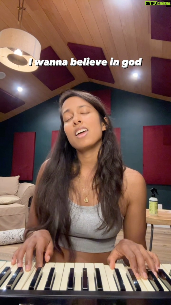 Anjulie Persaud Instagram - I wrote this song in 2016 about innocent civilians being bombed in another part of the world in another war but unfortunately it’s still relevant. 💔 #isreal #palestine #war #gaza #gazaunderattack