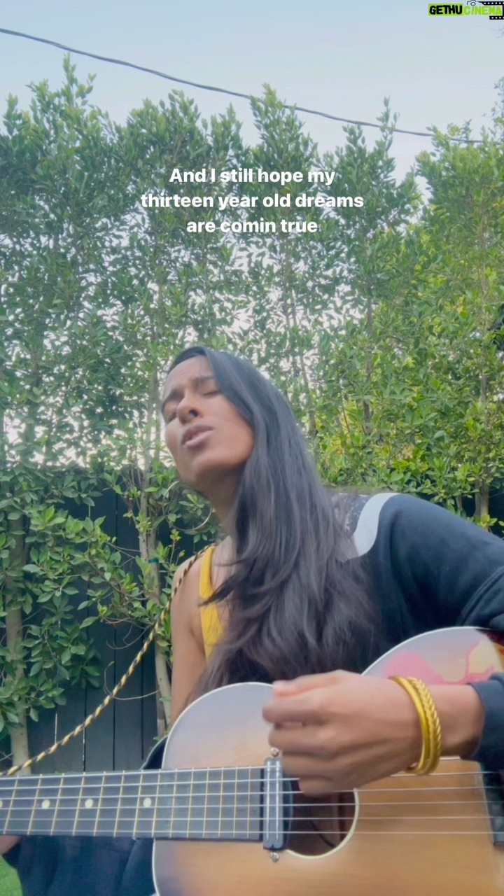 Anjulie Persaud Instagram - If I had a verse on Stick Season #stickseason #noahkahan #songwriter #openversechallenge #guyana #canada #canadian #guyanese #christmas @noahkahanmusic
