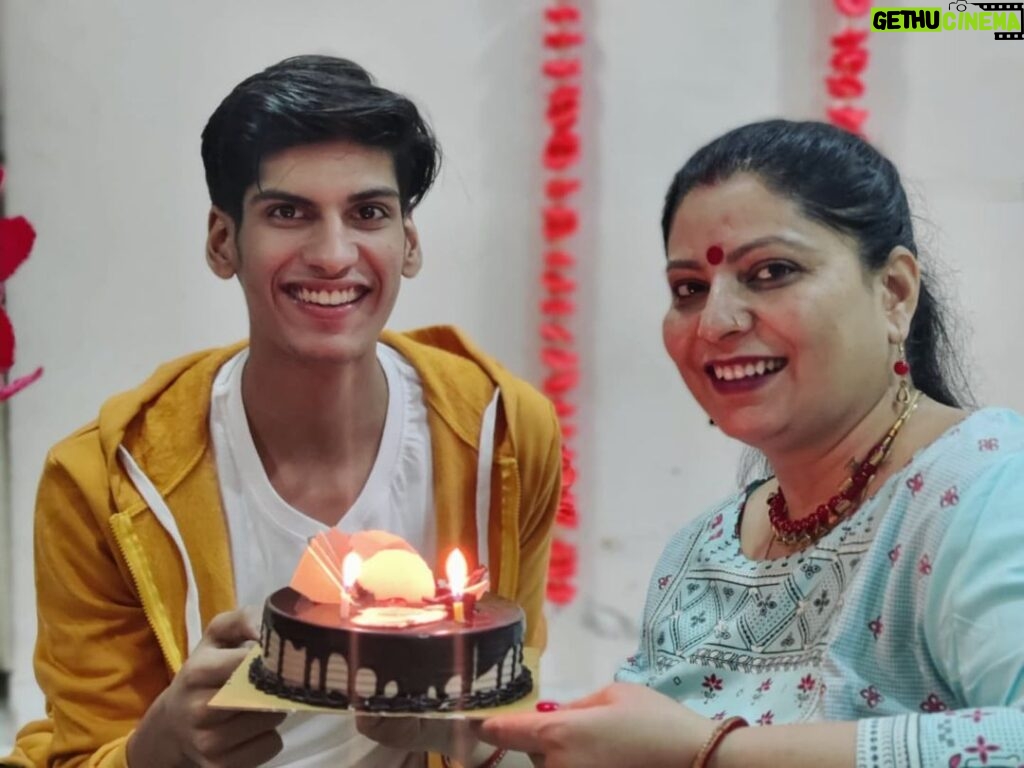 Anmol Jyotir Instagram - Happpppy Birthdayyyy Mumma!!!❤❤❤...every teen should deserve a bff like you.. wish you all the happiness in the world🥳🎂🎉 @richa7629