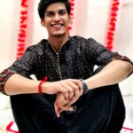 Anmol Jyotir Instagram - May the joy, cheer, Mirth and merriment Of this divine festival Surround you forever... Wishing you and your family a very happy Diwali 😊 ⚡✨...