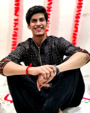 Anmol Jyotir Instagram - May the joy, cheer,
Mirth and merriment
Of this divine festival
Surround you forever... Wishing you and your family a very happy Diwali 😊 ⚡✨...
