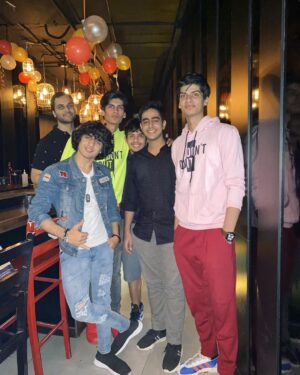 Anmol Jyotir Instagram - Kaash hamare class photographs me bhi aisi hi pic aate 😂😁...#squadgoals