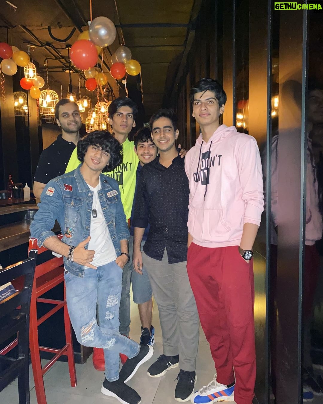 Anmol Jyotir - 6.7K Likes - Kaash hamare class photographs me bhi aisi hi pic aate ๐๐...#squadgoals