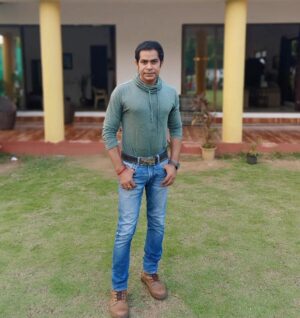Anmol Jyotir Instagram - A Very Happy Birthday to our evergreen... youthful... fitness freak... handsome buddy...oh I mean our dashing Papa 😍😘@prashant6943 ...thank you for your unconditional love and support....you are our motivation...we are your no 1 fan forever...hope to be like you one day..once again a very happy birthday हमारे प्यारे पापा 😄❤️