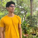 Anmol Jyotir Instagram - Jab dusro ka chashma pehen kar saaf dekhne ki koshish kar rahe ho 👓 #shoot #bts #chashmish #adshoot