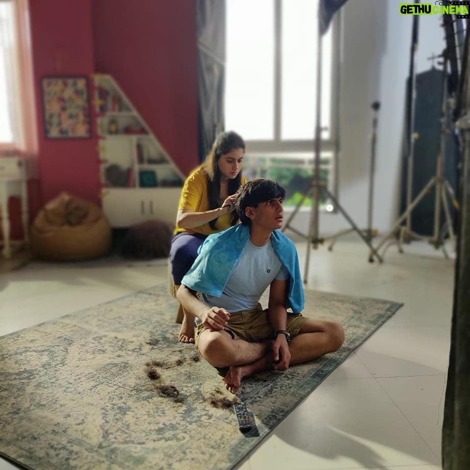 Anmol Jyotir Instagram - Sabra ka phal meetha hota hai...par ye sari baate in taango ko kaun samjhaye 😁😂... still..I love being around the camera 📸#shootinglife🎥 #adshoot🎥