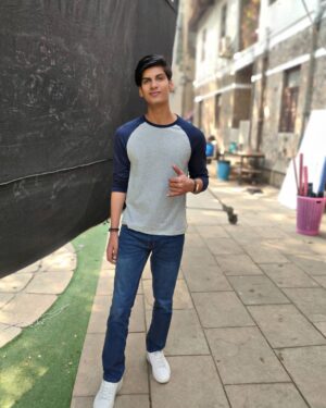Anmol Jyotir Instagram - "Patience is not the passive on the contrary, it is concentrated strength"- Bruce Lee
#adshoot #shootmodeon🎬 #tatasolarpanels