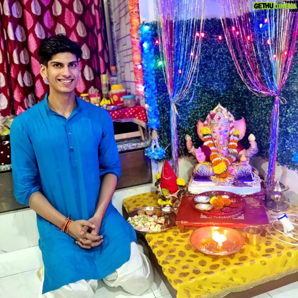 Anmol Jyotir Instagram - Ohh my friend Ganesha tu rehna saath humesha!!😊❤ May Lord Ganesha's grace and blessings enlighten our lives... Ganpati Bappa Morya...purcha varshi laukariya !! #ganeshchaturthi #vighnahartaganesh