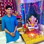 Anmol Jyotir Instagram – Ohh my friend Ganesha tu rehna saath humesha!!😊❤️
May Lord Ganesha’s grace and blessings enlighten our lives…
Ganpati Bappa Morya…purcha varshi laukariya !!

#ganeshchaturthi #vighnahartaganesh