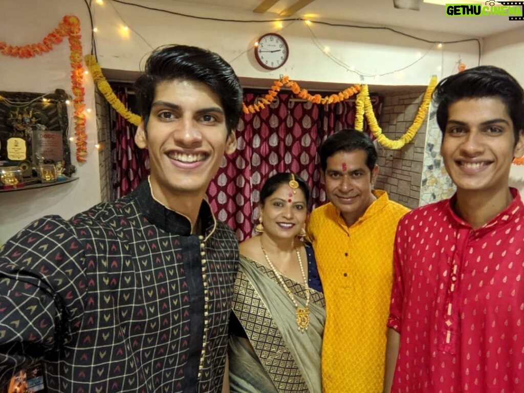 Anmol Jyotir Instagram - Diwali with family equals to celebration 😊🎉✨.... #nocrakersdiwali @prashant6943 @richa7629