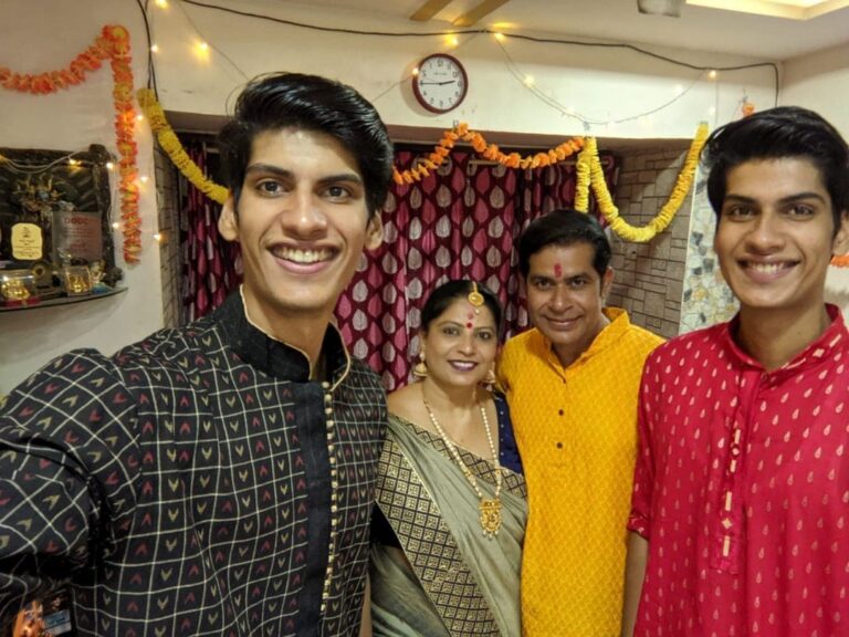 Anmol Jyotir Instagram - Diwali with family equals to celebration 😊🎉✨.... #nocrakersdiwali @prashant6943 @richa7629