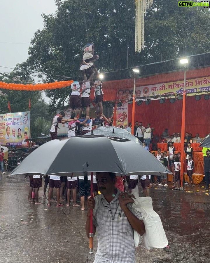 Anmol Jyotir Instagram - Ahh this barishh…this coffee…n this beauty of mumbai…Krishna ji seems to be happy today:) …happy Janmashtami guys ❤️ #janmashtami #dahihandi