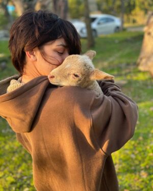 Anna Eremin Instagram - Tenho um bebé nos braços 🐑🌱
#arussanocampo