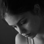 Anna Eremin Instagram - (Será que?) ESTREAMOS (finalmente) HOJE! 🤞🤞🤞 Há um intervalo de uma década entre estas duas fotografias. A primeira, mostra uma miúda de 20 anos que entrou pela primeira vez no Teatro dos Aloés como assistente de encenação. Trazia o coração cheio de amor e uma mala carregada de sonhos. Mal sabia esta miúda o que a década lhe tinha reservado. A segunda, é a mesma miúda, com trinta anos, no mesmo sítio, dez anos depois. Um dos meus sonhos ao longo dos dez anos de entretanto, era voltar a casa. Voltar aos Aloés. Voltar a pisar este palco, na companhia dos que me viram crescer. Está a acontecer. No meio do caos, de uma estreia adiada… do processo mais estranho e conturbado de sempre… supostamente, dentro de umas horas o “Jardim das Cerejeiras” será entregue ao público 🌸 Temos mais um companheiro nesta viagem. Um herói que arriscou embarcar nisto com menos de 48 horas de preparação. Estaremos a estrear abruptamente, nisto que é (o quanto eu DETESTO esta expressão) uma nova realidade. Mas os corações estão repletos de amor. Os Deuses estão connosco. E a Lua iluminará isto… vi, também, na meteorologia que chove às 21:00 - Estreia molhada, estreia abençoada. Agora, sim, VAMOS ❤️ 💫