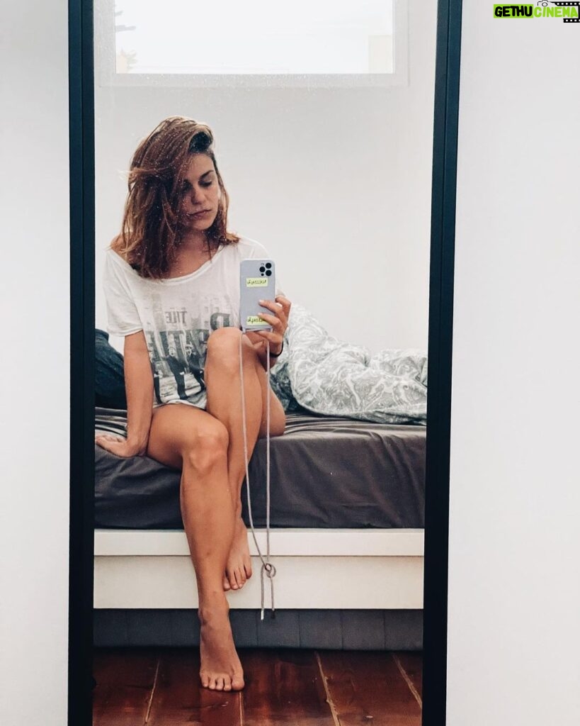 Anna Eremin Instagram - Ouvir Marisa Monte pela manhã, contradizendo a minha t-shirt 🎶