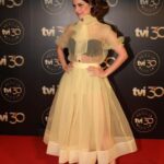 Anna Eremin Instagram - Yellow Mrs.Maisel by @dino_alves_eu para brindar aos 30 anos da @tvioficial 💛💛💛 Num 1/3 desta viagem tem-me dado meninas e mulheres maravilhosas… 💛💥