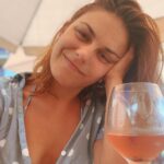 Anna Eremin Instagram - Está tudo errado nesta fotografia. Primeiro, podia ter imagens muito bonitas dos meus 2 dias e meio de férias mas tal não aconteceu 🙈. Segundo, gostava de ter dito estas coisas todas ontem por ser 1 de Setembro (porque é, desde sempre e para sempre, o meu dia preferido - acredito mais nele do que no 1 de Janeiro - Setembro é um virar de página. É uma vida nova, renovada. É a energia da cidade voltar à vida. É o cheiro do Verão misturado com Outono. É o cheiro a lápis acabado de afiar. Enfim, é bonito). Mas como 2 de Setembro é quase tão bonito como 1 (hoje, mais ainda), não interessa nada 🤟 Posto isto, esta era a minha cara há 2 dias atrás. Estava numa esplanada à beira-mar, havia barquinhos com velas de todas as cores, reparei que o meu bikini faz match com o meu vestido e estava a brindar à vida com a melhor sangria do Mundo porque nos últimos dias tenho andado verdadeiramente feliz e grata. Há uns tempos atrás, alguém que me é muito importante disse “tu consegues”. E, às vezes, uma pequena frase dita no momento certo faz a diferença toda. E, apenas por ter acreditado nessas duas palavras, tenho em mãos um coisa que fui eu que escrevi e que vai, algures no futuro, ver a luz do dia. Por essas duas palavras, também, deitei no caixote do lixo a caixa de medicamentos que dizia Zoloft (e, ao fim de um mês e meio, posso dizer com clareza - já não me faz falta.) Mas, ainda mais importante e bonito que tudo isso, hoje também estou sentada. É de manhã, bebo café na minha chávena dos Beatles e tenho o sorriso mais parvo na cara. Hoje, 10 anos depois, vou regressar a casa. À casa que me viu nascer mulher, que me deu a oportunidade de me tornar actriz. À casa e às pessoas que me deram tudo o que tenho e que amo profundamente. Vamos dissecar as palavras de um conterrâneo meu e embarcar numa viagem que promete ser maravilhosa. E, por todas estas coisas, estou brutalmente feliz. Hoje, não brindo com sangria. Brindo com café a esta coisa incrível que é a vida - que dá mais voltas que uma montanha-russa, mas ensina todos os dias a palavra RECOMEÇAR. É isto. É Setembro 💫