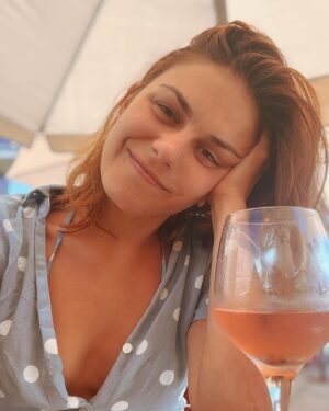Anna Eremin Instagram - Está tudo errado nesta fotografia. 
Primeiro, podia ter imagens muito bonitas dos meus 2 dias e meio de férias  mas tal não aconteceu 🙈. Segundo, gostava de ter dito estas coisas todas ontem por ser 1 de Setembro (porque é, desde sempre e para sempre, o meu dia preferido - acredito mais nele do que no 1 de Janeiro - Setembro é um virar de página. É uma vida nova, renovada. É a energia da cidade voltar à vida. É o cheiro do Verão misturado com Outono. É o cheiro a lápis acabado de afiar. Enfim, é bonito).
Mas como 2 de Setembro é quase tão bonito como 1 (hoje, mais ainda), não interessa nada 🤟
Posto isto, esta era a minha cara há 2 dias atrás. Estava numa esplanada à beira-mar, havia barquinhos com velas de todas as cores, reparei que o meu bikini faz match com o meu vestido e estava a brindar à vida com a melhor sangria do Mundo porque nos últimos dias tenho andado verdadeiramente feliz e grata. Há uns tempos atrás, alguém que me é muito importante disse “tu consegues”. E, às vezes, uma pequena frase dita no momento certo faz a diferença toda. E, apenas por ter acreditado nessas duas palavras, tenho em mãos um coisa que fui eu que escrevi e que vai, algures no futuro, ver a luz do dia. Por essas duas palavras, também, deitei no caixote do lixo a caixa de medicamentos que dizia Zoloft (e, ao fim de um mês e meio, posso dizer com clareza - já não me faz falta.) Mas, ainda mais importante e bonito que tudo isso, hoje também estou sentada. É de manhã, bebo café na minha chávena dos Beatles e tenho o sorriso mais parvo na cara. Hoje, 10 anos depois, vou regressar a casa. À casa que me viu nascer mulher, que me deu a oportunidade de me tornar actriz. À casa e às pessoas que me deram tudo o que tenho e que amo profundamente. Vamos dissecar as palavras de um conterrâneo meu e embarcar numa viagem que promete ser maravilhosa. E, por todas estas coisas, estou brutalmente feliz. Hoje, não brindo com sangria. Brindo com café a esta coisa incrível que é a vida - que dá mais voltas que uma montanha-russa, mas ensina todos os dias a palavra RECOMEÇAR. 
É isto.
É Setembro 💫