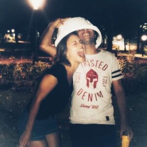 Anna Eremin Instagram - Com a idade (e isto ele saberá melhor do que eu, visto que tem mais uns anitos em cima), vamos colecionando pelos dedos das mãos as pessoas-tudo. Que nos são tudo. Que dizemos amar, sem merdas. Que tenos histórias embaraçosas dos dois lados. Que temos histórias maravilhosas. Este é o Hugo. Meio belga, meio africano, meio anão, meio avô. É dos meus melhores amigos… mas daqueles a quem eu dava um rim. E ele dava-me o fígado (não sei porquê, o meu ainda está melhorzinho). O Hugo é dos melhores tradutores deste país, o melhor guia de Lisboa e arredores, iniciou-se há pouco no stand-up comedy (e vai arrasar porque não tem medo de rir dele próprio), inventa soluções para todos os problemas e é a melhor companhia para comer caracóis que conheço. O Hugo faz anos e, pela primeira vez, decidi envergonha-lo neste instagram com as poucas fotografias que temos juntos (porque, suponho, nunca estamos no nosso melhor). 
Fora de brincadeiras, e porque me é mais fácil escrever aqui do que dizer-te alguma coisa de jeito numa chamada telefónica, parabéns ❤️ Que o Mundo te dê tudo o que tu mereces (e em maior tamanho que tu) e tu mereces muito, ou não fosses dos maiores (hahahaha) e melhores que eu conheço. 
Sê feliz meu lindo e sensual lusitano 💫