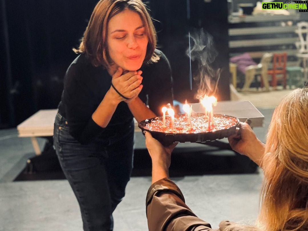 Anna Eremin Instagram - Isto aconteceu. Há dez anos atrás precisamente eu soprei as velas dos meus 22 no primeiro ensaio como actriz nos Aloés. Agora soprei as dos meus 32 no palco da Amadora, com a Lia ao meu lado. Isto é mágico 💫🙌
