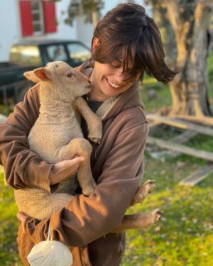 Anna Eremin Instagram - Tenho um bebé nos braços 🐑🌱
#arussanocampo