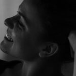 Anna Eremin Instagram - (Será que?) ESTREAMOS (finalmente) HOJE! 🤞🤞🤞 Há um intervalo de uma década entre estas duas fotografias. A primeira, mostra uma miúda de 20 anos que entrou pela primeira vez no Teatro dos Aloés como assistente de encenação. Trazia o coração cheio de amor e uma mala carregada de sonhos. Mal sabia esta miúda o que a década lhe tinha reservado. A segunda, é a mesma miúda, com trinta anos, no mesmo sítio, dez anos depois. Um dos meus sonhos ao longo dos dez anos de entretanto, era voltar a casa. Voltar aos Aloés. Voltar a pisar este palco, na companhia dos que me viram crescer. Está a acontecer. No meio do caos, de uma estreia adiada… do processo mais estranho e conturbado de sempre… supostamente, dentro de umas horas o “Jardim das Cerejeiras” será entregue ao público 🌸 Temos mais um companheiro nesta viagem. Um herói que arriscou embarcar nisto com menos de 48 horas de preparação. Estaremos a estrear abruptamente, nisto que é (o quanto eu DETESTO esta expressão) uma nova realidade. Mas os corações estão repletos de amor. Os Deuses estão connosco. E a Lua iluminará isto… vi, também, na meteorologia que chove às 21:00 - Estreia molhada, estreia abençoada. Agora, sim, VAMOS ❤️ 💫