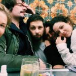 Anna Eremin Instagram - “Pela morte vale a pena viver. Pelo amor vale a pena esperar.” Disse Tchekhov. Que escreveu este JARDIM DAS CEREJEIRAS. Que estreamos hoje. 🍒 Estreamos depois de uma folga em vez de um ensaio geral. Estreamos depois de dois meses de um processo conturbado, confuso, estranho, quase violento. Estreamos com o coração nas mãos. Estreamos de mãos dadas, uns com os outros, com fé e com amor. Amor ao que fazemos. Amor a isto tudo. Amor uns pelos outros. É muito mais raro, para mim, estar num palco do que num plateau. E volto hoje a este palco - onde, há none anos atrás me estreei como actriz. Volto na companhia de pessoas que adoro, na companhia dos meus Mestres e na companhia de pessoas novas que entraram na minha vida e me ocuparam o coração. Vivemos muito, trabalhámos muito, comemos muitos croquetes no Bogotá e tentámos dissecar este clássico. Não foi fácil, mas nada que realmente valha pena alguma vez será fácil. Por isso, vamos lá por estas cerejeiras em flor 🌺 MUITA MERDA COMPAÑEROS ❤️🙌