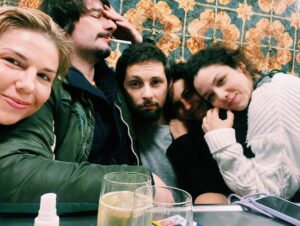 Anna Eremin Instagram - “Pela morte vale a pena viver. Pelo amor vale a pena esperar.” Disse Tchekhov. Que escreveu este JARDIM DAS CEREJEIRAS. Que estreamos hoje. 🍒 
Estreamos depois de uma folga em vez de um ensaio geral. Estreamos depois de dois meses de um processo conturbado, confuso, estranho, quase violento. Estreamos com o coração nas mãos. Estreamos de mãos dadas, uns com os outros, com fé e com amor. Amor ao que fazemos. Amor a isto tudo. Amor uns pelos outros. 
É muito mais raro, para mim, estar num palco do que num plateau. E volto hoje a este palco - onde, há none anos atrás me estreei como actriz. Volto na companhia de pessoas que adoro, na companhia dos meus Mestres e na companhia de pessoas novas que entraram na minha vida e me ocuparam o coração. Vivemos muito, trabalhámos muito, comemos muitos croquetes no Bogotá e tentámos dissecar este clássico. Não foi fácil, mas nada que realmente valha pena alguma vez será fácil. Por isso, vamos lá por estas cerejeiras em flor 🌺 
MUITA MERDA COMPAÑEROS ❤️🙌