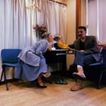 Anna Eremin Instagram - “Pela morte vale a pena viver. Pelo amor vale a pena esperar.” Disse Tchekhov. Que escreveu este JARDIM DAS CEREJEIRAS. Que estreamos hoje. 🍒 Estreamos depois de uma folga em vez de um ensaio geral. Estreamos depois de dois meses de um processo conturbado, confuso, estranho, quase violento. Estreamos com o coração nas mãos. Estreamos de mãos dadas, uns com os outros, com fé e com amor. Amor ao que fazemos. Amor a isto tudo. Amor uns pelos outros. É muito mais raro, para mim, estar num palco do que num plateau. E volto hoje a este palco - onde, há none anos atrás me estreei como actriz. Volto na companhia de pessoas que adoro, na companhia dos meus Mestres e na companhia de pessoas novas que entraram na minha vida e me ocuparam o coração. Vivemos muito, trabalhámos muito, comemos muitos croquetes no Bogotá e tentámos dissecar este clássico. Não foi fácil, mas nada que realmente valha pena alguma vez será fácil. Por isso, vamos lá por estas cerejeiras em flor 🌺 MUITA MERDA COMPAÑEROS ❤️🙌