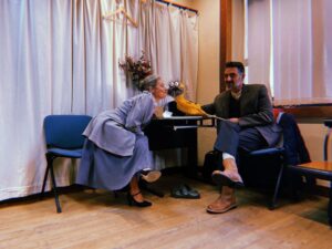 Anna Eremin Instagram - “Pela morte vale a pena viver. Pelo amor vale a pena esperar.” Disse Tchekhov. Que escreveu este JARDIM DAS CEREJEIRAS. Que estreamos hoje. 🍒 
Estreamos depois de uma folga em vez de um ensaio geral. Estreamos depois de dois meses de um processo conturbado, confuso, estranho, quase violento. Estreamos com o coração nas mãos. Estreamos de mãos dadas, uns com os outros, com fé e com amor. Amor ao que fazemos. Amor a isto tudo. Amor uns pelos outros. 
É muito mais raro, para mim, estar num palco do que num plateau. E volto hoje a este palco - onde, há none anos atrás me estreei como actriz. Volto na companhia de pessoas que adoro, na companhia dos meus Mestres e na companhia de pessoas novas que entraram na minha vida e me ocuparam o coração. Vivemos muito, trabalhámos muito, comemos muitos croquetes no Bogotá e tentámos dissecar este clássico. Não foi fácil, mas nada que realmente valha pena alguma vez será fácil. Por isso, vamos lá por estas cerejeiras em flor 🌺 
MUITA MERDA COMPAÑEROS ❤️🙌
