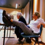 Anna Eremin Instagram - “Pela morte vale a pena viver. Pelo amor vale a pena esperar.” Disse Tchekhov. Que escreveu este JARDIM DAS CEREJEIRAS. Que estreamos hoje. 🍒 Estreamos depois de uma folga em vez de um ensaio geral. Estreamos depois de dois meses de um processo conturbado, confuso, estranho, quase violento. Estreamos com o coração nas mãos. Estreamos de mãos dadas, uns com os outros, com fé e com amor. Amor ao que fazemos. Amor a isto tudo. Amor uns pelos outros. É muito mais raro, para mim, estar num palco do que num plateau. E volto hoje a este palco - onde, há none anos atrás me estreei como actriz. Volto na companhia de pessoas que adoro, na companhia dos meus Mestres e na companhia de pessoas novas que entraram na minha vida e me ocuparam o coração. Vivemos muito, trabalhámos muito, comemos muitos croquetes no Bogotá e tentámos dissecar este clássico. Não foi fácil, mas nada que realmente valha pena alguma vez será fácil. Por isso, vamos lá por estas cerejeiras em flor 🌺 MUITA MERDA COMPAÑEROS ❤️🙌