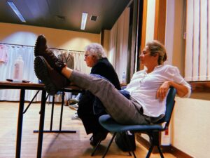 Anna Eremin Instagram - “Pela morte vale a pena viver. Pelo amor vale a pena esperar.” Disse Tchekhov. Que escreveu este JARDIM DAS CEREJEIRAS. Que estreamos hoje. 🍒 
Estreamos depois de uma folga em vez de um ensaio geral. Estreamos depois de dois meses de um processo conturbado, confuso, estranho, quase violento. Estreamos com o coração nas mãos. Estreamos de mãos dadas, uns com os outros, com fé e com amor. Amor ao que fazemos. Amor a isto tudo. Amor uns pelos outros. 
É muito mais raro, para mim, estar num palco do que num plateau. E volto hoje a este palco - onde, há none anos atrás me estreei como actriz. Volto na companhia de pessoas que adoro, na companhia dos meus Mestres e na companhia de pessoas novas que entraram na minha vida e me ocuparam o coração. Vivemos muito, trabalhámos muito, comemos muitos croquetes no Bogotá e tentámos dissecar este clássico. Não foi fácil, mas nada que realmente valha pena alguma vez será fácil. Por isso, vamos lá por estas cerejeiras em flor 🌺 
MUITA MERDA COMPAÑEROS ❤️🙌
