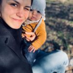 Anna Eremin Instagram - Não, não tenho fotografias sem ela🎈Porque ela é fixe e passamos muito tempo juntas (não, não é num “namoro sem fim”. Ela faz birras, eu choro, quero manda-la pela janela, ela sorri, eu encho-a de beijinhos. Ela cresce, eu fico nostálgica.) Entretanto, “O Jardim das Cerejeiras” regressa ao palco dos Recreios da Amadora de 18 a 22 de Janeiro - uma temporada curtinha para, desta vez, fintarmos os vírus e as viroses. Venham! O teatro é quentinho e nos estamos à vossa espera ❤️