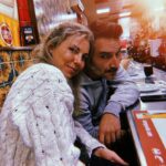 Anna Eremin Instagram - “Pela morte vale a pena viver. Pelo amor vale a pena esperar.” Disse Tchekhov. Que escreveu este JARDIM DAS CEREJEIRAS. Que estreamos hoje. 🍒 Estreamos depois de uma folga em vez de um ensaio geral. Estreamos depois de dois meses de um processo conturbado, confuso, estranho, quase violento. Estreamos com o coração nas mãos. Estreamos de mãos dadas, uns com os outros, com fé e com amor. Amor ao que fazemos. Amor a isto tudo. Amor uns pelos outros. É muito mais raro, para mim, estar num palco do que num plateau. E volto hoje a este palco - onde, há none anos atrás me estreei como actriz. Volto na companhia de pessoas que adoro, na companhia dos meus Mestres e na companhia de pessoas novas que entraram na minha vida e me ocuparam o coração. Vivemos muito, trabalhámos muito, comemos muitos croquetes no Bogotá e tentámos dissecar este clássico. Não foi fácil, mas nada que realmente valha pena alguma vez será fácil. Por isso, vamos lá por estas cerejeiras em flor 🌺 MUITA MERDA COMPAÑEROS ❤️🙌