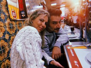 Anna Eremin Instagram - “Pela morte vale a pena viver. Pelo amor vale a pena esperar.” Disse Tchekhov. Que escreveu este JARDIM DAS CEREJEIRAS. Que estreamos hoje. 🍒 
Estreamos depois de uma folga em vez de um ensaio geral. Estreamos depois de dois meses de um processo conturbado, confuso, estranho, quase violento. Estreamos com o coração nas mãos. Estreamos de mãos dadas, uns com os outros, com fé e com amor. Amor ao que fazemos. Amor a isto tudo. Amor uns pelos outros. 
É muito mais raro, para mim, estar num palco do que num plateau. E volto hoje a este palco - onde, há none anos atrás me estreei como actriz. Volto na companhia de pessoas que adoro, na companhia dos meus Mestres e na companhia de pessoas novas que entraram na minha vida e me ocuparam o coração. Vivemos muito, trabalhámos muito, comemos muitos croquetes no Bogotá e tentámos dissecar este clássico. Não foi fácil, mas nada que realmente valha pena alguma vez será fácil. Por isso, vamos lá por estas cerejeiras em flor 🌺 
MUITA MERDA COMPAÑEROS ❤️🙌