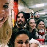 Anna Eremin Instagram - “Pela morte vale a pena viver. Pelo amor vale a pena esperar.” Disse Tchekhov. Que escreveu este JARDIM DAS CEREJEIRAS. Que estreamos hoje. 🍒 Estreamos depois de uma folga em vez de um ensaio geral. Estreamos depois de dois meses de um processo conturbado, confuso, estranho, quase violento. Estreamos com o coração nas mãos. Estreamos de mãos dadas, uns com os outros, com fé e com amor. Amor ao que fazemos. Amor a isto tudo. Amor uns pelos outros. É muito mais raro, para mim, estar num palco do que num plateau. E volto hoje a este palco - onde, há none anos atrás me estreei como actriz. Volto na companhia de pessoas que adoro, na companhia dos meus Mestres e na companhia de pessoas novas que entraram na minha vida e me ocuparam o coração. Vivemos muito, trabalhámos muito, comemos muitos croquetes no Bogotá e tentámos dissecar este clássico. Não foi fácil, mas nada que realmente valha pena alguma vez será fácil. Por isso, vamos lá por estas cerejeiras em flor 🌺 MUITA MERDA COMPAÑEROS ❤️🙌