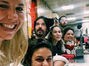 Anna Eremin Instagram - “Pela morte vale a pena viver. Pelo amor vale a pena esperar.” Disse Tchekhov. Que escreveu este JARDIM DAS CEREJEIRAS. Que estreamos hoje. 🍒 
Estreamos depois de uma folga em vez de um ensaio geral. Estreamos depois de dois meses de um processo conturbado, confuso, estranho, quase violento. Estreamos com o coração nas mãos. Estreamos de mãos dadas, uns com os outros, com fé e com amor. Amor ao que fazemos. Amor a isto tudo. Amor uns pelos outros. 
É muito mais raro, para mim, estar num palco do que num plateau. E volto hoje a este palco - onde, há none anos atrás me estreei como actriz. Volto na companhia de pessoas que adoro, na companhia dos meus Mestres e na companhia de pessoas novas que entraram na minha vida e me ocuparam o coração. Vivemos muito, trabalhámos muito, comemos muitos croquetes no Bogotá e tentámos dissecar este clássico. Não foi fácil, mas nada que realmente valha pena alguma vez será fácil. Por isso, vamos lá por estas cerejeiras em flor 🌺 
MUITA MERDA COMPAÑEROS ❤️🙌