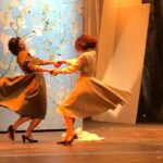 Anna Eremin Instagram - “Pela morte vale a pena viver. Pelo amor vale a pena esperar.” Disse Tchekhov. Que escreveu este JARDIM DAS CEREJEIRAS. Que estreamos hoje. 🍒 Estreamos depois de uma folga em vez de um ensaio geral. Estreamos depois de dois meses de um processo conturbado, confuso, estranho, quase violento. Estreamos com o coração nas mãos. Estreamos de mãos dadas, uns com os outros, com fé e com amor. Amor ao que fazemos. Amor a isto tudo. Amor uns pelos outros. É muito mais raro, para mim, estar num palco do que num plateau. E volto hoje a este palco - onde, há none anos atrás me estreei como actriz. Volto na companhia de pessoas que adoro, na companhia dos meus Mestres e na companhia de pessoas novas que entraram na minha vida e me ocuparam o coração. Vivemos muito, trabalhámos muito, comemos muitos croquetes no Bogotá e tentámos dissecar este clássico. Não foi fácil, mas nada que realmente valha pena alguma vez será fácil. Por isso, vamos lá por estas cerejeiras em flor 🌺 MUITA MERDA COMPAÑEROS ❤️🙌